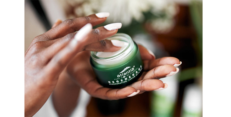 Luce una piel más elástica y suave con una crema de noche rica en aloe vera