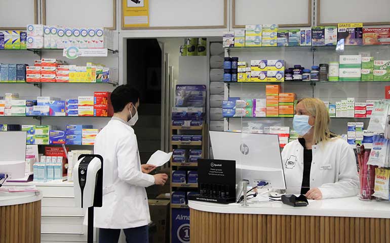 Las farmacias españolas destinan 631,56 euros al mes en sueldos para hacer frente a la falta de medicamentos