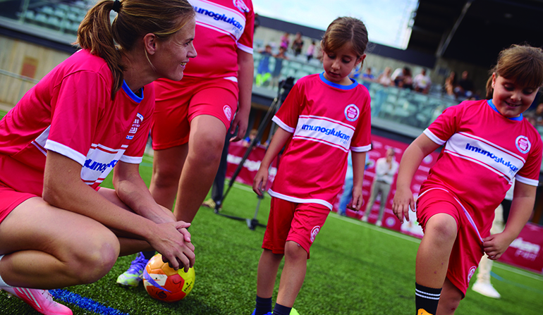 Irene Paredes inspira a las futuras futbolistas y defensas en la jornada INMUNITED de Imunoglukan P4H®