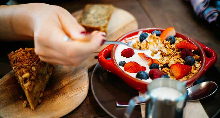 Soja, semillas de lino, lentejas y fresas, algunos de los alimentos clave para combatir los sofocos durante la menopausia 