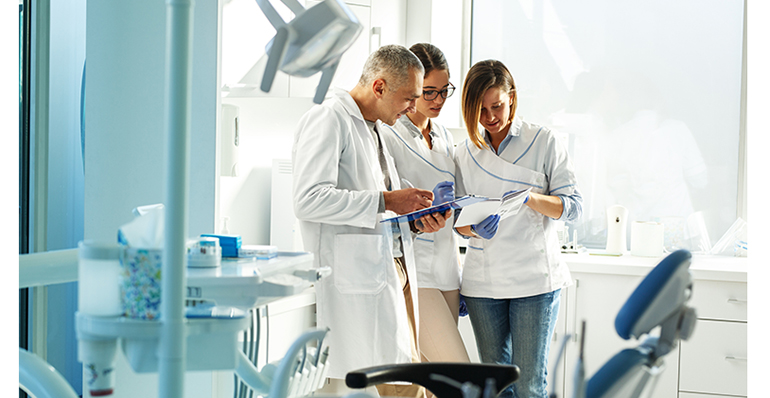 carbon-activo-enjuagues-milagro-mitos-virales-que-ponen-en-riesgo-tu-salud-dental