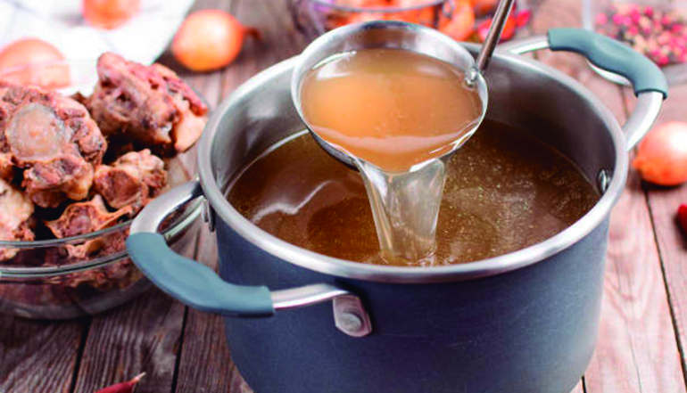 El caldo de huesos aporta proteínas, pero su consumo no garantiza una mayor producción de colágeno en la piel y las articulaciones