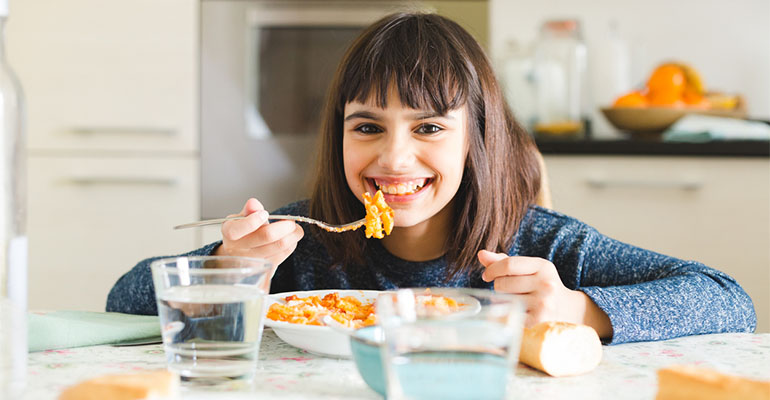 Niña comiendo