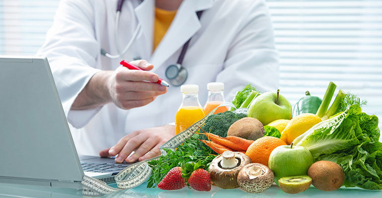 Nutricionista en consulta