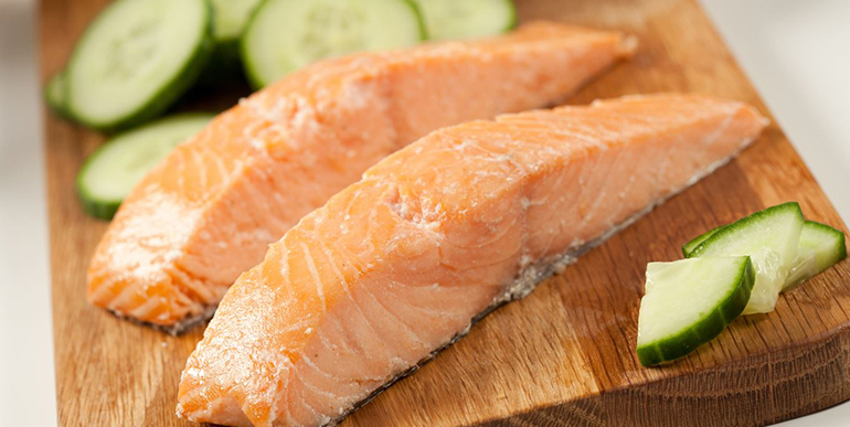 El salmón potencia los beneficios de la dieta mediterránea para cuidar el cuerpo y la piel este verano